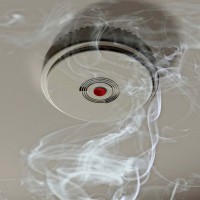 Установка дымового извещателя